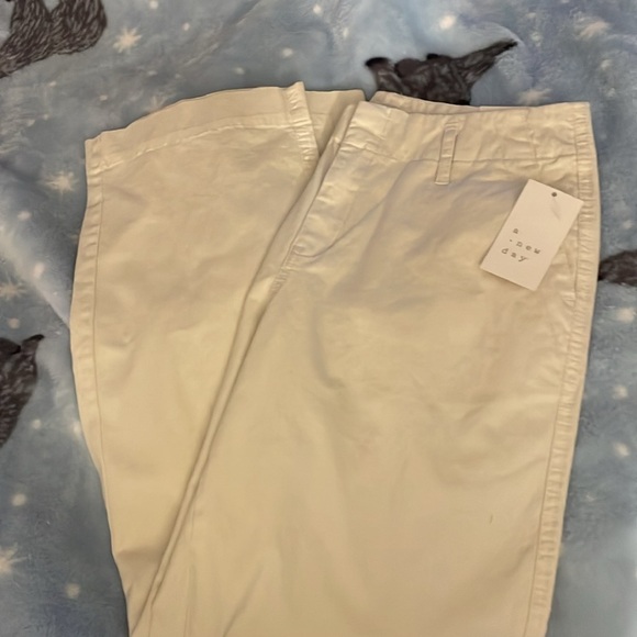 NWT- BAGGY PANTS
CLASSIC STYLE 
SOFT TAN COTTON 
@37 inch waist JEANS - Picture 5 of 9